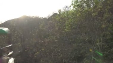 Haridwar, Uttarakhand, Hindistan - 10.04.2021: Halat yolu hizmeti veya Mansa Devi Udankhatola. Tanrıça Mansa Devi 'ye adanmış Mansa Devi Tapınağı, Sivalik Hills, Himalayalar' daki Bilwa Parvat 'ın tepesinde..