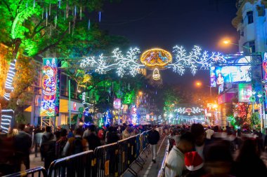 Kolkata, Batı Bengal, Hindistan - 26.12.2018: Aydınlatılmış ve dekore edilmiş park caddesinde coşkulu genç halk tarafından Noel kutlaması ve yıl sonu şenlik havası. Akşam gökyüzü arkaplanı.