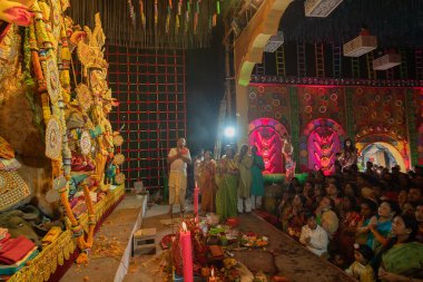 Howrah, Batı Bengal, Hindistan 3 Ekim 2022 'de Durga Puja Pandalı' nın içinde tanrıça Durga 'ya dua eden ve ona tapan Hindu dindarlar. Durga puja soyut, soyut bir kültür mirası..