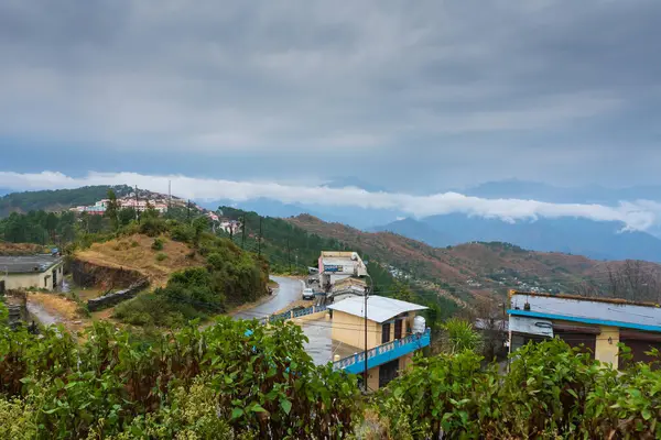 Garhwal, Uttarakhand, Hindistan - 03.11.2018: Himalaya dağları üzerinde beyaz bulutlar, manzara. Himalayalar üzerinde iklim değişikliği etkisi. Kışın zamansız yağmur getiriyor. Çevre tahribatı..