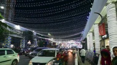 Kolkata, Batı Bengal, Hindistan - 24.12.2023: Park Caddesi 'nde Noel ışıklandırması. Akşamları Park Caddesi 'ni aydınlatan dekoratif aydınlatma. Vatandaşlar eğlence ve gece hayatının tadını çıkarmak için Park Caddesini ziyaret ediyor..