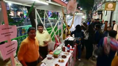 Kolkata, Batı Bengal, Hindistan - 24,12,2023: Park Caddesi 'nde Noel boyunca lezzetli yemek ve atıştırmalıkların tadını çıkaran vatandaşlar. İnsanlar Noel 'de eğlenmek için Park Caddesini ziyaret ediyor..