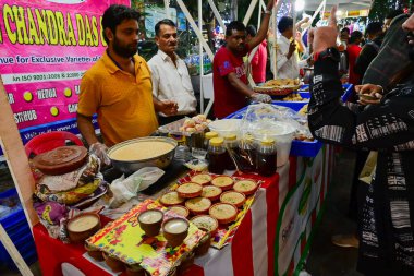 Kolkata, Batı Bengal, Hindistan - 24,12,2023: Park Caddesi 'ndeki Noel boyunca gıda bölümünde yaşayan vatandaşlar için lezzetli sokak yemekleri ve atıştırmalıklar. İnsanlar Noel 'de eğlenmek için Park Caddesini ziyaret ediyor..