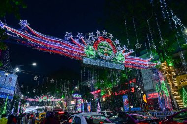 Kolkata, Batı Bengal, Hindistan - 24.12.2023: Park Caddesi 'nde Noel kutlaması. Akşamları Park Caddesi 'ni aydınlatan dekoratif aydınlatma. Vatandaşlar şenlik havasında olmak için Park Caddesini ziyaret ediyorlar..