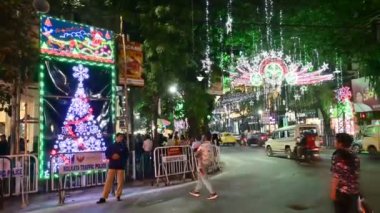 Kolkata, Batı Bengal, Hindistan - 24.12.2023: Park Caddesi 'nde Noel ışıklandırması. Akşamları Park Caddesi 'ni aydınlatan dekoratif aydınlatma. Vatandaşlar eğlence ve gece hayatının tadını çıkarmak için Park Caddesini ziyaret ediyor..