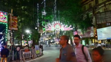 Kolkata, Batı Bengal, Hindistan - 24.12.2023: Park Caddesi 'nde Noel kutlaması. Akşamları Park Caddesi 'ni aydınlatan dekoratif aydınlatma. Vatandaşlar şenlik havasında olmak için Park Caddesini ziyaret ediyorlar..