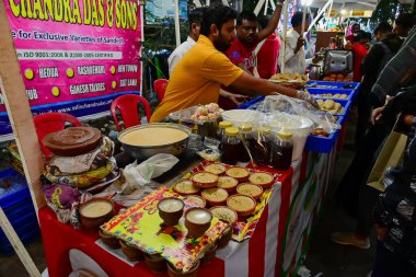 Kolkata, Batı Bengal, Hindistan - 24,12,2023: Park Caddesi 'ndeki Noel boyunca gıda bölümünde yaşayan vatandaşlar için lezzetli sokak yemekleri ve atıştırmalıklar. İnsanlar Noel 'de eğlenmek için Park Caddesini ziyaret ediyor..