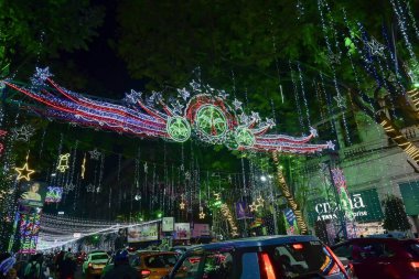 Kolkata, Batı Bengal, Hindistan - 24.12.2023: Park Caddesi 'nde Noel ışıklandırması. Akşamları Park Caddesi 'ni aydınlatan dekoratif aydınlatma. Vatandaşlar eğlence ve gece hayatının tadını çıkarmak için Park Caddesini ziyaret ediyor..