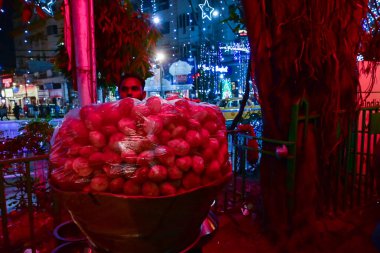 Kolkata, Batı Bengal, Hindistan - 24.12.2023: Fuchka, phuchka, puchka, gol gappa veya gol gappe bir sokak yiyeceğidir. Baharatlı bezelye ve patatesle dolu gevrek, içi boş bir top Park Caddesi 'nde satılıyor..