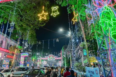 Kolkata, Batı Bengal, Hindistan - 24.12.2023: Park Caddesi 'nde Noel kutlaması. Akşamları Park Caddesi 'ni aydınlatan dekoratif aydınlatma. Vatandaşlar şenlik havasında olmak için Park Caddesini ziyaret ediyorlar..