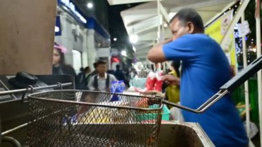 Kolkata, Batı Bengal, Hindistan - 24,12,2023: Park Caddesi 'nde Noel boyunca lezzetli yemek ve atıştırmalıkların tadını çıkaran vatandaşlar. İnsanlar Noel 'de eğlenmek için Park Caddesini ziyaret ediyor..