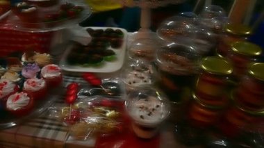 Kolkata, Batı Bengal, Hindistan - 24,12,2023: Park Caddesi 'ndeki Noel boyunca gıda bölümünde yaşayan vatandaşlar için lezzetli sokak yemekleri ve atıştırmalıklar. İnsanlar Noel 'de eğlenmek için Park Caddesini ziyaret ediyor..