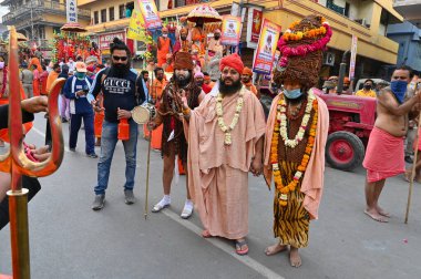 Haridwar, Uttarakhand, Hindistan - 13 Nisan 2021: Hindu sadhus, safran elbiseli sanyasis Ganj Nehri 'ndeki Shahi snaan için geçit töreni düzenliyor. Kumbhmela olayı.