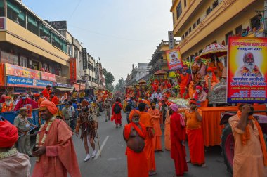 Haridwar, Uttarakhand, Hindistan - 13 Nisan 2021: Hindu sadhus, safran elbiseli sanyasis Ganj Nehri 'ndeki Shahi snaan için geçit töreni düzenliyor. Kumbhmela olayı.