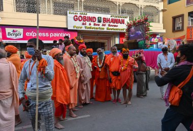 Haridwar, Uttarakhand, Hindistan - 13 Nisan 2021: Hindu sadhus, safran elbiseli sanyasis Ganj Nehri 'ndeki Shahi snaan için geçit töreni düzenliyor. Kumbhmela olayı.