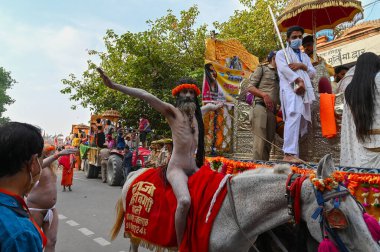 Haridwar, Uttarakhand, Hindistan - 13 Nisan 2021: Hindu çıplak sadhu, naga sanyasi veya naga baba ata biniyor ve Ganj Nehri 'nde shahi snaan için geçit töreni düzenliyor. Kumbhmela olayı.