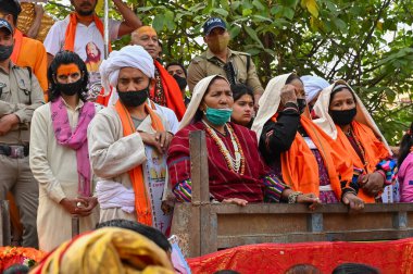 Haridwar, Uttarakhand, Hindistan - 13 Nisan 2021: Hindu sadhus, safran rengi parlak safran elbiseler içinde süslü araçlar, Ganj nehrinde shahi snaan için geçit töreni. Kumbhmela olayı.