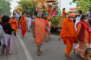 Haridwar, Uttarakhand, Hindistan - 15 Nisan 2021: Hindu kadın keşişler, sannyasinler, Kumbhmela 'daki kutsal nehir çetelerinde shahi snaan için yürürken, Lord Shiva için dua ederken.