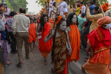 Haridwar, Uttarakhand, Hindistan - 15 Nisan 2021: Hindu kadın keşiş, sannyasin, kaplan derisi baghchhaal bezi içinde Kumbhmela 'da shahi snaan için yürüyor, ve Tanrı Shiva için ilahi dualar okuyor..