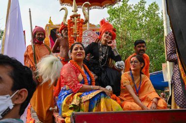 Haridwar, Uttarakhand, Hindistan - 15 Nisan 2021: Hindu transseksüeller Kumbhmela 'da shahi snaan yemeye gidiyorlar, süslü araçlar ve Lord Shiva için bağırıyorlar..