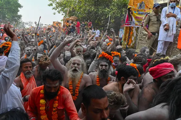 Haridwar, Uttarakhand, Hindistan - 13 Nisan 2021: Hindu çıplak sadhus, naga babas, naga sanyasis Ganj nehrinde shahi snaan yemek ve Har Har Mahadev diye bağırmak için koşuyor. Kumbhmela olayı.