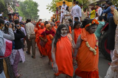 Haridwar, Uttarakhand, Hindistan - 15 Nisan 2021: Hindu kadın keşişler, sannyasinler, Kumbhmela 'daki kutsal nehir çetelerinde shahi snaan için yürürken, Lord Shiva için dua ederken.