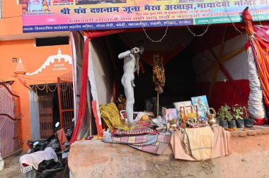 Haridwar, Uttarakhand, Hindistan - 13 Nisan 2021: Hindu çıplak sadhu, naga baba, Ganj nehri üzerinde Shahi snaan denilen kutsal banyodan önce akhada denilen çadırında. Kumbhmela olayı.