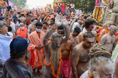 Haridwar, Uttarakhand, Hindistan - 13 Nisan 2021: Hindu sadhus, safran elbiseli sanyasis Ganj Nehri 'ndeki Shahi snaan için geçit töreni düzenliyor. Kumbhmela olayı.