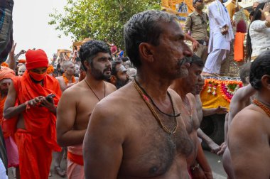 Haridwar, Uttarakhand, Hindistan - 13 Nisan 2021: Hindu sadhus, safran elbiseli sanyasis Ganj Nehri 'ndeki Shahi snaan için geçit töreni düzenliyor. Kumbhmela olayı.