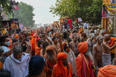 Haridwar, Uttarakhand, Hindistan - 13 Nisan 2021: Maha Kumbhmela etkinliği. Sadhu, parlak safran elbiseli Sanyasi Ganj Nehri 'ndeki Shahi snaan için tören alayında yürüyor. Ünlü Hindu etkinliği.