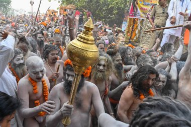 Haridwar, Uttarakhand, Hindistan - 13 Nisan 2021: Purno Kumbhmela etkinliği. Hindu çıplak sadhus, naga babas, naga sanyasis Ganj nehri üzerinde shahi snaan yemek ve Har Har Mahadev diye bağırmak için koşuyor..