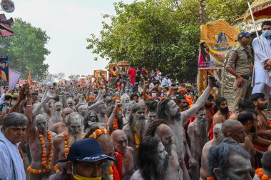 Haridwar, Uttarakhand, Hindistan - 13 Nisan 2021: Purno Kumbhmela etkinliği. Hindu çıplak sadhus, naga babas, naga sanyasis Ganj nehrinde shahi snaan yemek ve Har Har Mahadev diye bağırmak için koşuyor..
