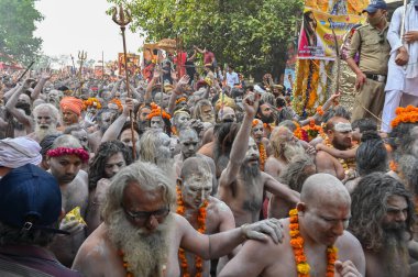 Haridwar, Uttarakhand, Hindistan - 13 Nisan 2021: Purno Kumbhmela etkinliği. Hindu çıplak sadhus, naga babas, naga sanyasis Ganj nehri üzerinde shahi snaan yemek ve Har Har Mahadev diye bağırmak için koşuyor..