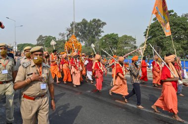 Haridwar, Uttarakhand, Hindistan - 13 Nisan 2021: Maha Kumbhmela etkinliği. Sadhus, Sanyasis parlak safran elbiseler içinde Ganj Nehri 'nde Shahi snaan yemek için tören alayında yürüyorlar. Ünlü Hindu etkinliği.