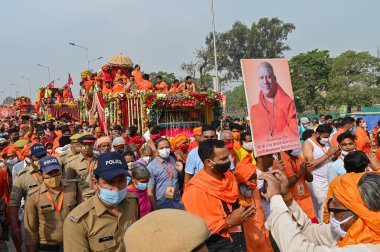 Haridwar, Uttarakhand, Hindistan - 13 Nisan 2021: Maha Kumbhmela etkinliği. Sadhus, Sanyasis parlak safran elbiseler içinde Ganj Nehri 'nde Shahi snaan yemek için tören alayında yürüyorlar. Ünlü Hindu etkinliği.