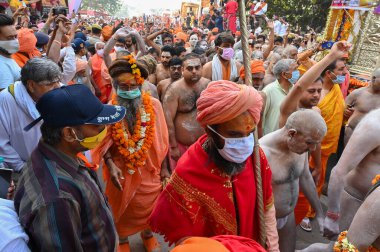 Haridwar, Uttarakhand, Hindistan - 13 Nisan 2021: Maha Kumbhmela etkinliği. Sadhu, parlak safran elbiseli Sanyasi Ganj Nehri 'ndeki Shahi snaan için tören alayında yürüyor. Ünlü Hindu etkinliği.