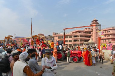 Haridwar, Uttarakhand, Hindistan - 13 Nisan 2021: Hindu sadhus, safran rengi parlak safran elbiseli sanyasiler traktör, Ganj Nehri 'ndeki shahi snaan alayı. Maha Kumbhmela etkinliği, Hinduizm Hindistan 'da.