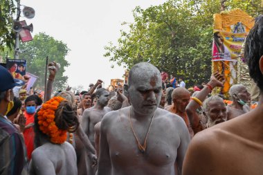 Haridwar, Uttarakhand, Hindistan - 13 Nisan 2021: Hindu çıplak sadhus, naga babas, naga sanyasis Ganj nehrinde shahi snaan yemek ve Har Har Mahadev diye bağırmak için koşuyor. Kumbhmela olayı.