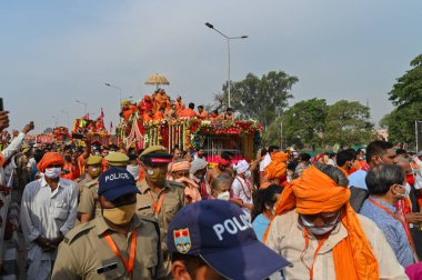 Haridwar, Uttarakhand, Hindistan - 13 Nisan 2021: Maha Kumbhmela etkinliği. Sadhus, safranlı Sanyasis Ganj Nehri 'ndeki Shahi Snaan için traktörlere biniyor. Ünlü Hindu etkinliği.