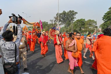 Haridwar, Uttarakhand, Hindistan - 13 Nisan 2021: Hindu sadhus, safran elbiseli sanyasis Ganj Nehri 'ndeki Shahi snaan için geçit töreni düzenliyor. Maha Kumbhmela etkinliği, Hinduizm Hindistan 'da.