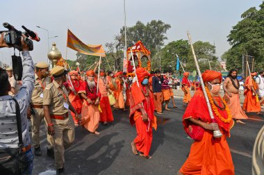 Haridwar, Uttarakhand, Hindistan - 13 Nisan 2021: Hindu sadhus, safran elbiseli sanyasis Ganj Nehri 'ndeki Shahi snaan için geçit töreni düzenliyor. Maha Kumbhmela etkinliği, Hinduizm Hindistan 'da.