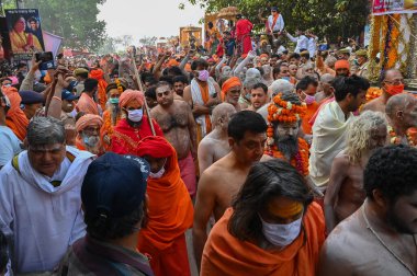 Haridwar, Uttarakhand, Hindistan - 13 Nisan 2021: Maha Kumbhmela etkinliği. Sadhu, parlak safran elbiseli Sanyasi Ganj Nehri 'ndeki Shahi snaan için tören alayında yürüyor. Ünlü Hindu etkinliği.