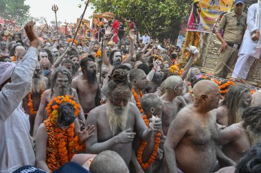 Haridwar, Uttarakhand, Hindistan - 13 Nisan 2021: Purno Kumbhmela etkinliği. Hindu çıplak sadhus, naga babas, naga sanyasis Ganj nehri üzerinde shahi snaan yemek ve Har Har Mahadev diye bağırmak için koşuyor..