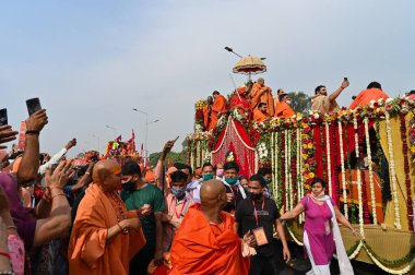 Haridwar, Uttarakhand, Hindistan - 13 Nisan 2021: Hindu sadhus, safran elbiseli sanyasis traktörlere binmiş Ganj Nehri 'ndeki shahi snaan için tören alayı. Maha Kumbhmela etkinliği, Hinduizm Hindistan 'da.