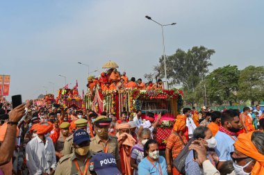 Haridwar, Uttarakhand, Hindistan - 13 Nisan 2021: Hindu sadhus, safran elbiseli sanyasis traktörlere binmiş Ganj Nehri 'ndeki shahi snaan için tören alayı. Maha Kumbhmela etkinliği, Hinduizm Hindistan 'da.