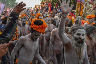Haridwar, Uttarakhand, Hindistan - 13 Nisan 2021: Hindu çıplak sadhus, naga babas, naga sanyasis Ganj nehrinde shahi snaan yemek ve Har Har Mahadev diye bağırmak için koşuyor. Kumbhmela olayı.