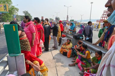 Haridwar, Uttarakhand, Hindistan - 13 Nisan 2021: Hindu dindar bayanlar safran elbiseler içinde Ganj Nehri 'nde shahi snaan alayı için bekliyorlar. Maha Kumbhmela etkinliği, Hinduizm Hindistan 'da.