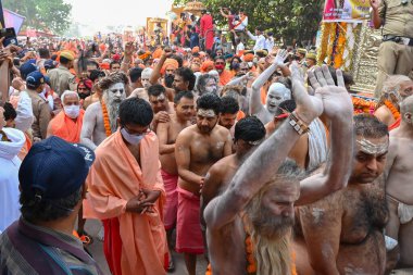 Haridwar, Uttarakhand, Hindistan - 13 Nisan 2021: Maha Kumbhmela etkinliği. Sadhu, parlak safran elbiseli Sanyasi Ganj Nehri 'ndeki Shahi snaan için tören alayında yürüyor. Ünlü Hindu etkinliği.