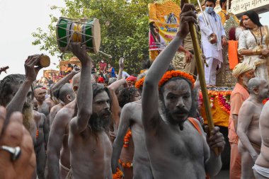 Haridwar, Uttarakhand, Hindistan - 13 Nisan 2021: Hindu çıplak sadhus, naga babas, naga sanyasis Ganj nehrinde shahi snaan yemek ve Har Har Mahadev diye bağırmak için koşuyor. Kumbhmela olayı.