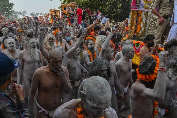 Haridwar, Uttarakhand, Hindistan - 13 Nisan 2021: Hindu çıplak sadhus, naga babas, naga sanyasis Ganj nehrinde shahi snaan yemek ve Har Har Mahadev diye bağırmak için koşuyor. Kumbhmela olayı.